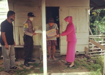 Peduli Masyarakat, Polsek Modayag Door to Door Salurkan Bantuan Polres Boltim