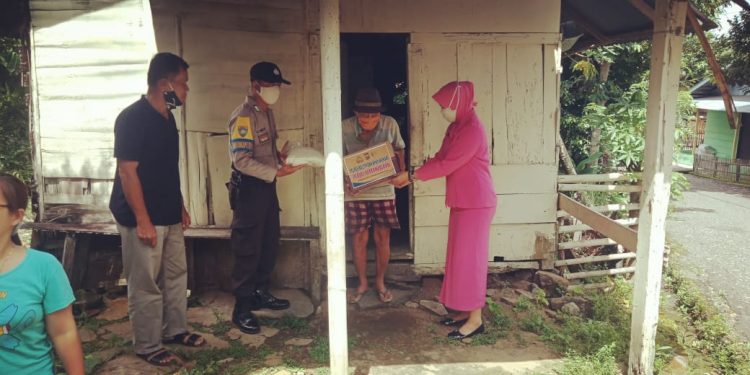 Peduli Masyarakat, Polsek Modayag Door to Door Salurkan Bantuan Polres Boltim