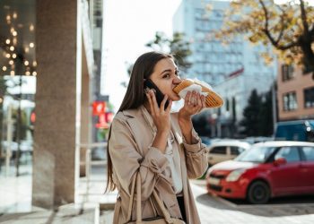Dampak Buruk Dibalik Kebiasan Makan dan Minum Sambil Berdiri