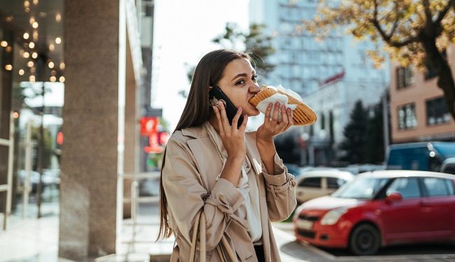 Dampak Buruk Dibalik Kebiasan Makan dan Minum Sambil Berdiri