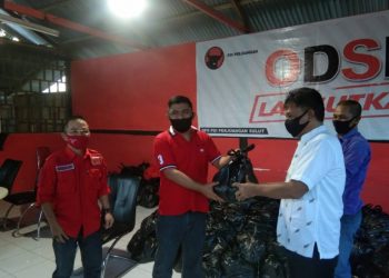 Mekal Serahkan Bantuan Sembako ke Pengurus PDI Perjuangan Kotamobagu