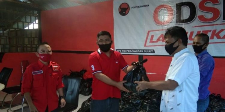 Mekal Serahkan Bantuan Sembako ke Pengurus PDI Perjuangan Kotamobagu