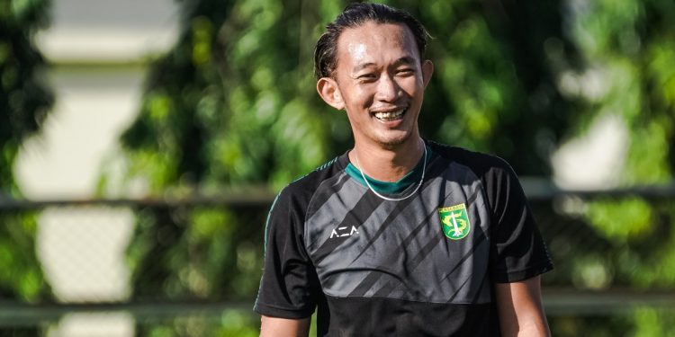 Rivky Mokodompit Terharu Gendong Putri Pertamanya