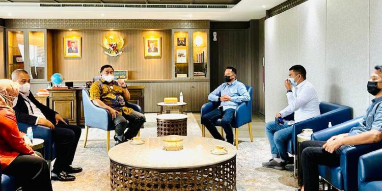 Diundang Khusus, SSM Bahas Pembangunan Boltim Bersama Rahmat Gobel