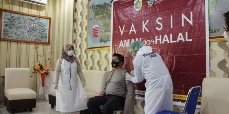 Usai Divaksin, Kapolres Kotamobagu: Vaksin Sinovac Aman dan Halal