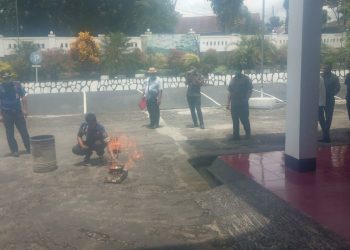 Simulasi Penanganan Kebakaran di PN Kotamobagu, Dinas Satpol-PP dan Damkar Turunkan Tiga Personil Terlatih