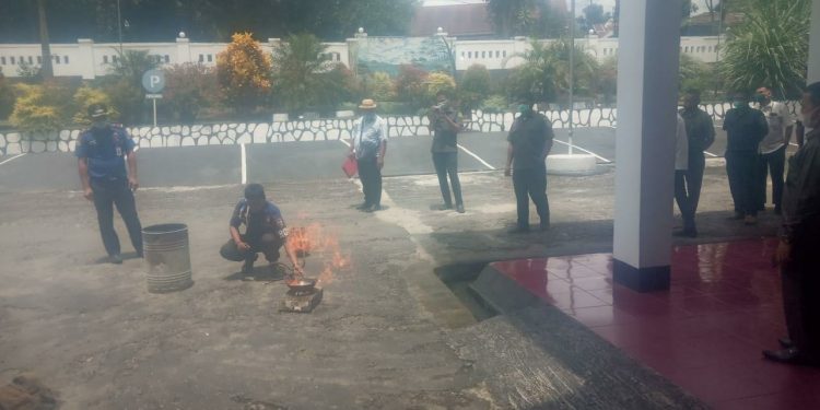 Simulasi Penanganan Kebakaran di PN Kotamobagu, Dinas Satpol-PP dan Damkar Turunkan Tiga Personil Terlatih