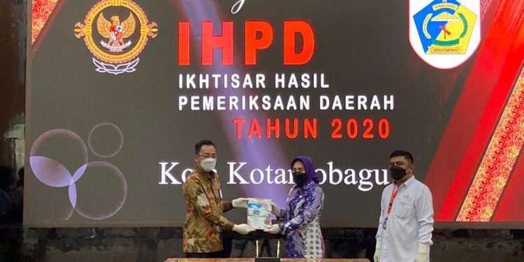 Walikota Tatong Bara Serahkan LKPD Tahun 2020 ke BPK RI