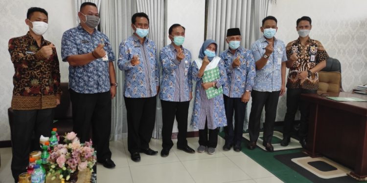 Lima Pejabat Eselon II dan Dua Kepsek Terima SK Plt