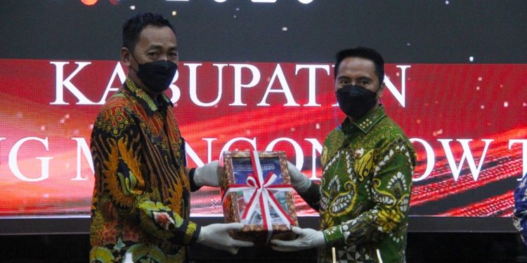 Bupati Serahkan Dokumen LKPD ke BPK