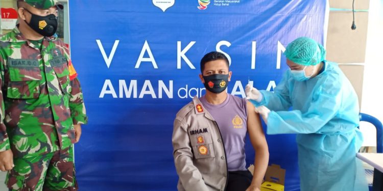 Vaksinasi Covid-19 Tahap II di Boltim, Kapolres Orang Pertama Disuntik Vaksin