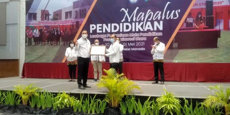 Komitmen Laksanakan Sekolah Penggerak, Pemkab Boltim Terima Penghargaan dari LPMP Sulut