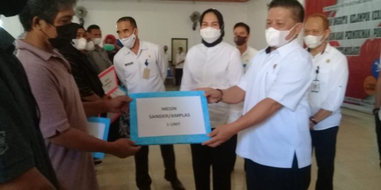 Wali Kota Serahkan Bantuan Peralatan dan Mesin bagi IKM