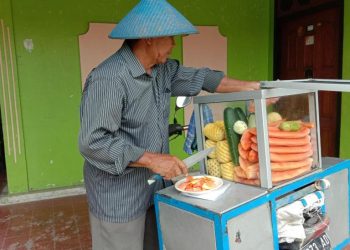Rujak Buah Buatan Mas Bunaji Banyak Diminati