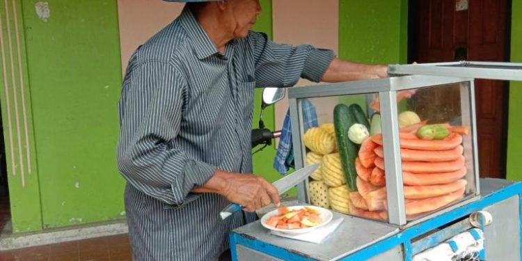 Rujak Buah Buatan Mas Bunaji Banyak Diminati