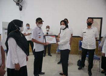 Tatong Bara Lantik Kelompok Kerja PKP dan Serahkan Bantuan IKM