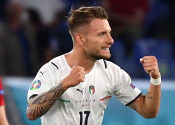 Badai Biru Hancurkan Tembok ‘The Crescent Stars’