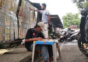 Dadan Raup Keuntungan Lewat Usaha Jualan Sticker Kendaraan