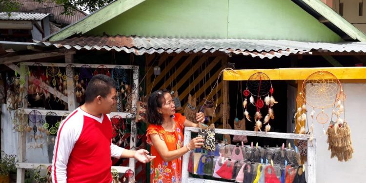 Tas Karung Goni Kreasi Warga Kotobangon Diburu WNA
