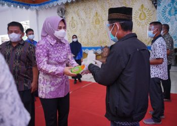 Wali Kota Serahkan Bantuan Beras bagi KPM PKH-BST dan BUSD kepada Poktan