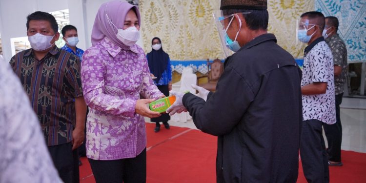 Wali Kota Serahkan Bantuan Beras bagi KPM PKH-BST dan BUSD kepada Poktan