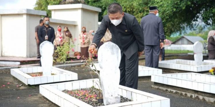 Wakili Wali Kota, Nayodo Ziarah Nasional di TMP Mongkonai