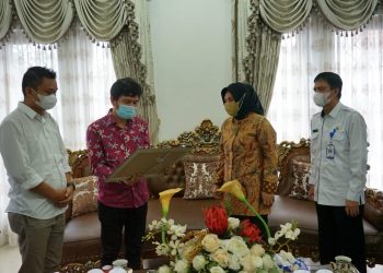 Wali Kota Kotamobagu Terima Penghargaan dari Bawaslu