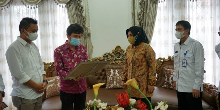 Wali Kota Kotamobagu Terima Penghargaan dari Bawaslu