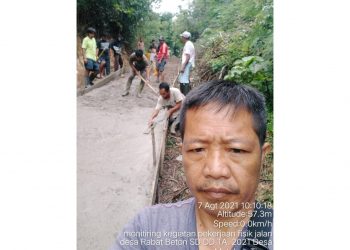 Manfaatkan Dandes, Pemdes Molobog Timur Bangun Jalan Rabat Beton