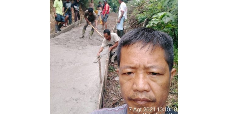 Manfaatkan Dandes, Pemdes Molobog Timur Bangun Jalan Rabat Beton