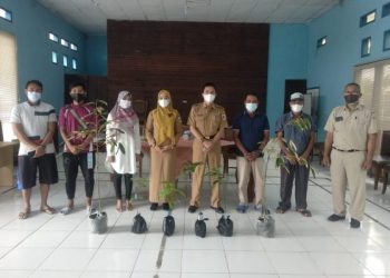 Mewakili Wali Kota Kotamobagu, Sekda Serahkan Bantuan Bibit Kepada Poktan