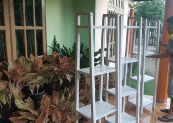 Rak Bunga kreasi Fitra Laris Manis