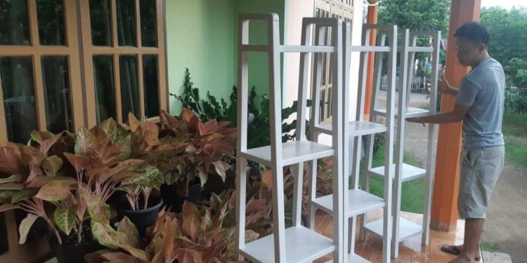 Rak Bunga kreasi Fitra Laris Manis