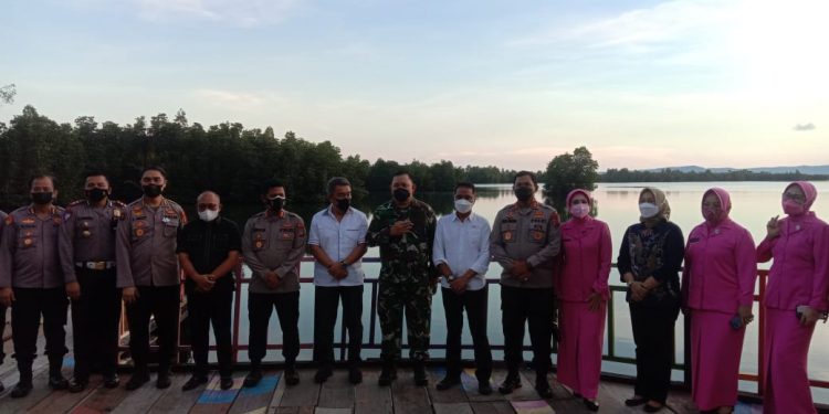 Bupati Boltim Dampingi Kapolda Sulut Kunjungi Destinasi Wisata Hutan Mangrove