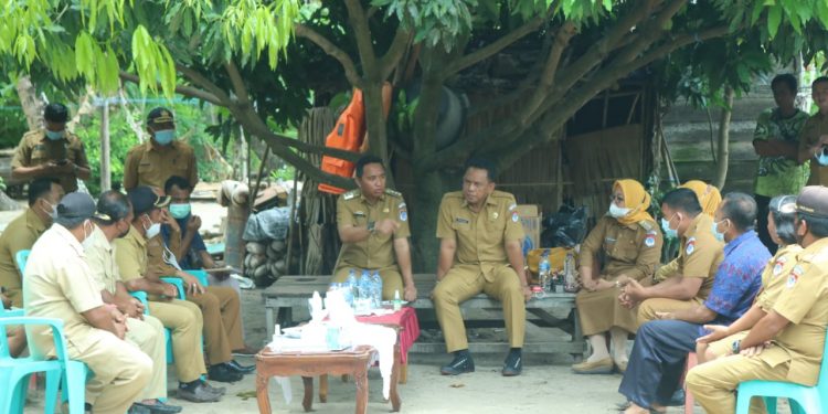 Santai Tapi Serius, Bupati – Perangkat Desa Jiko Bersatu Bahas Pariwisata di Bawah Pohon Mangga