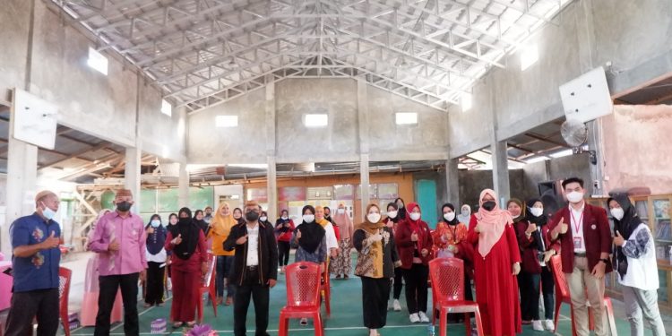 Mahasiswa KKNT UNG Sosialisasi dan Edukasi Masyarakat Desa Payunga Soal Pemanfaatan Eceng Gondok Menjadi Produk Bernilai Jual
