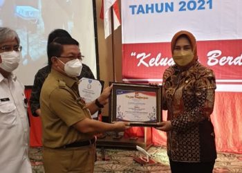 Wali Kota Kotamobagu Terima Penghargaan dari BKKBN