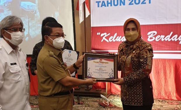 Wali Kota Kotamobagu Terima Penghargaan dari BKKBN