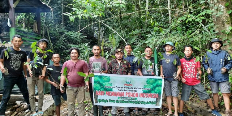 Pemuda Muhammadiyah Kotamobagu Tanam 100 Pohon Nantu di Kawasan Air Terjun Molimpungan