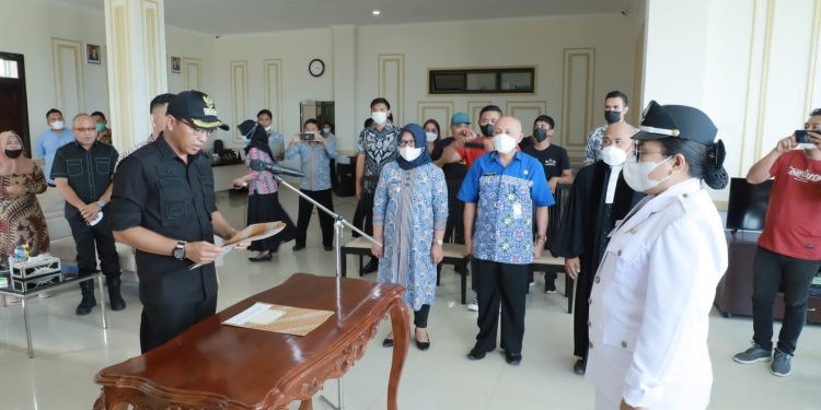 Lantik Penjabat Sangadi Jiko, Bupati Boltim: Jangan Arogan dan Harus Adil Kepada Masyarakat
