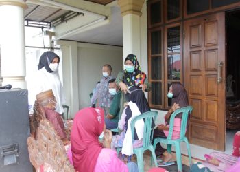 Gelar Program Vaksinasi Ketok Pintu, Wali Kota Tatong Bara Turun Langsung Dampingi Warga