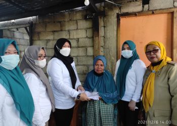 Ketua TP-PKK Boltim Serahkan Bantuan Kepada Korban Bencana Kebakaran di Bulawan II