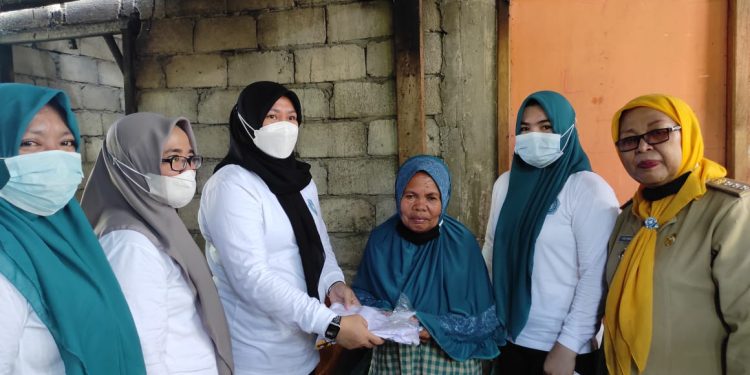 Ketua TP-PKK Boltim Serahkan Bantuan Kepada Korban Bencana Kebakaran di Bulawan II