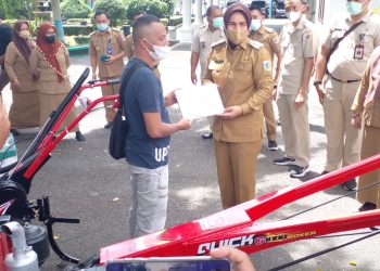 Wali Kota Kotamobagu Serahkan Bantuan Alat Pertanian Bagi Para Petani