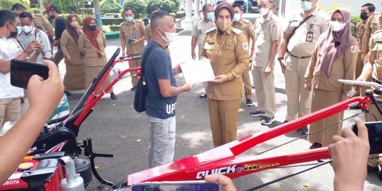 Wali Kota Kotamobagu Serahkan Bantuan Alat Pertanian Bagi Para Petani