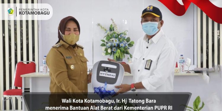 Wali Kota Kotamobagu Terima Bantuan Alat Berat dari Kementrian PUPR RI
