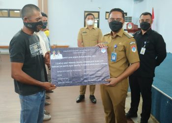 Bupati Boltim Serahkan Bantuan Kepada Para Nelayan