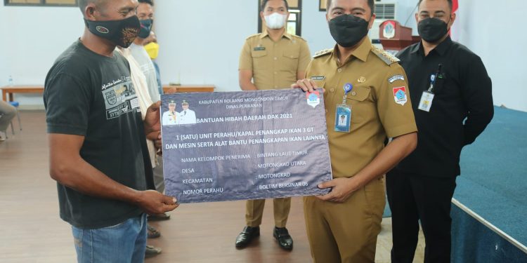 Bupati Boltim Serahkan Bantuan Kepada Para Nelayan