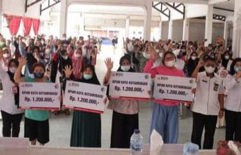 Pemkot Serahkan Bantuan Kepada Para Pelaku Usaha di Kotamobagu