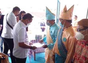 Bupati SSM Serahkan 1000 Sertifikat Tanah dan Bantuan Orsos kepada Masyarakat Boltim